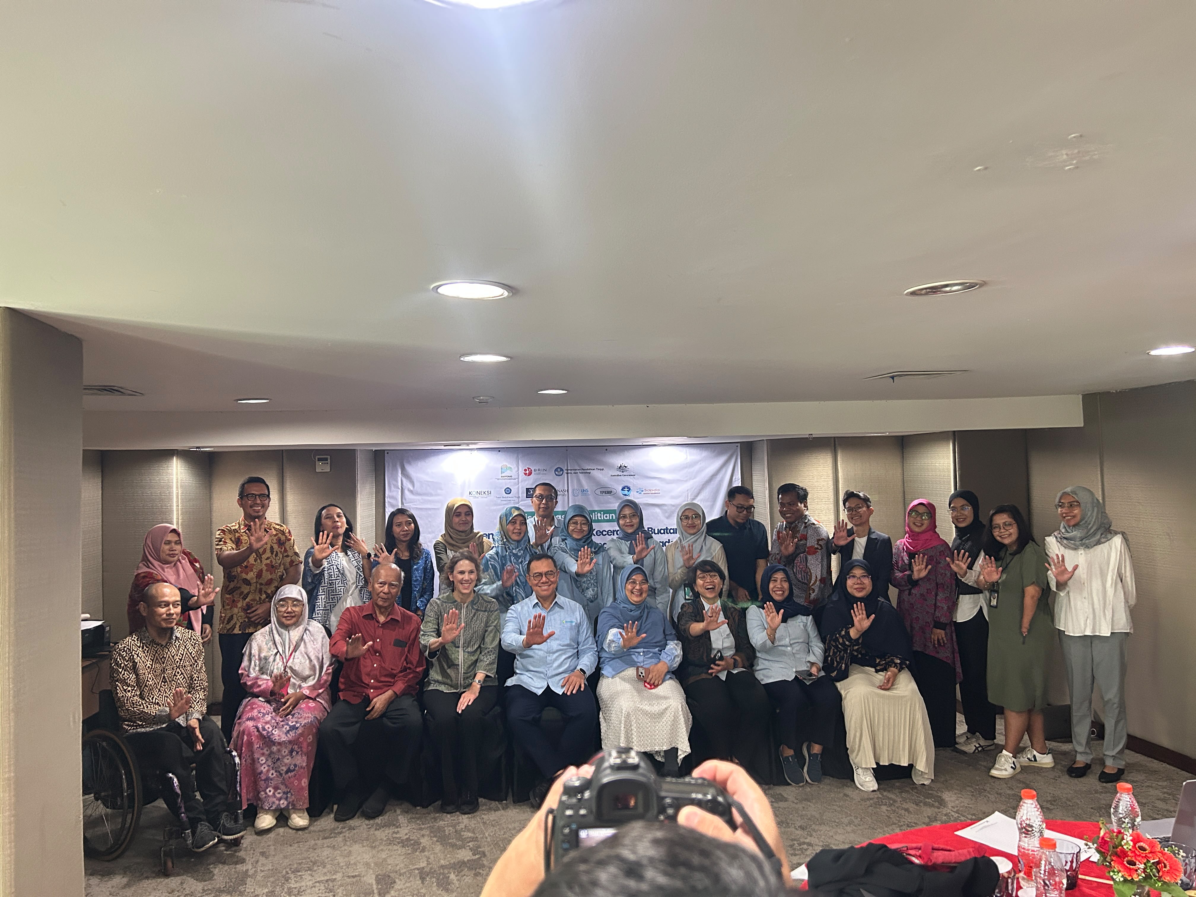 Foto bersama tim peneliti dan peserta diseminasi