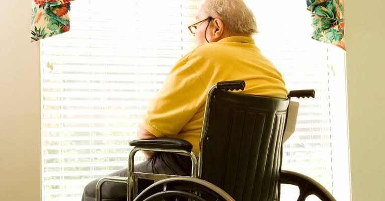 Ilustrasi disabilitas duduk di kursi roda