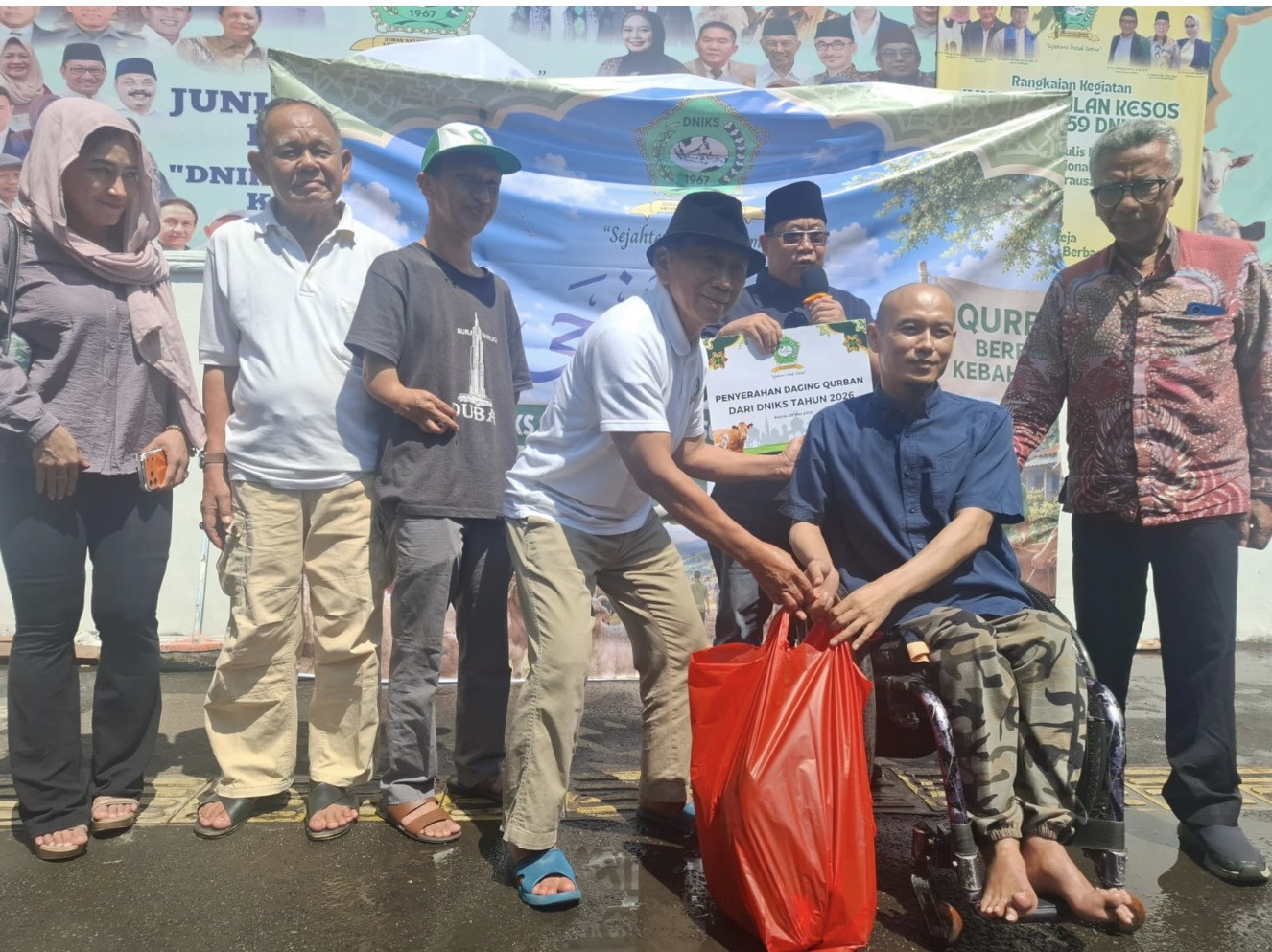 Foto penyerahan daging kurban secara simbolik oleh Ktua Umum DNIKS kepada Sekretaris Umum PPDI