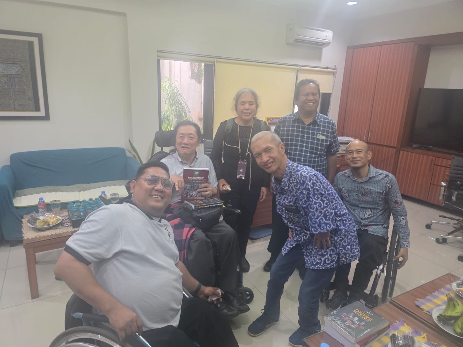 Foto bersama pengurus DPP PPDI bersama Mr. Tsubasa Tonooka dan istrinya