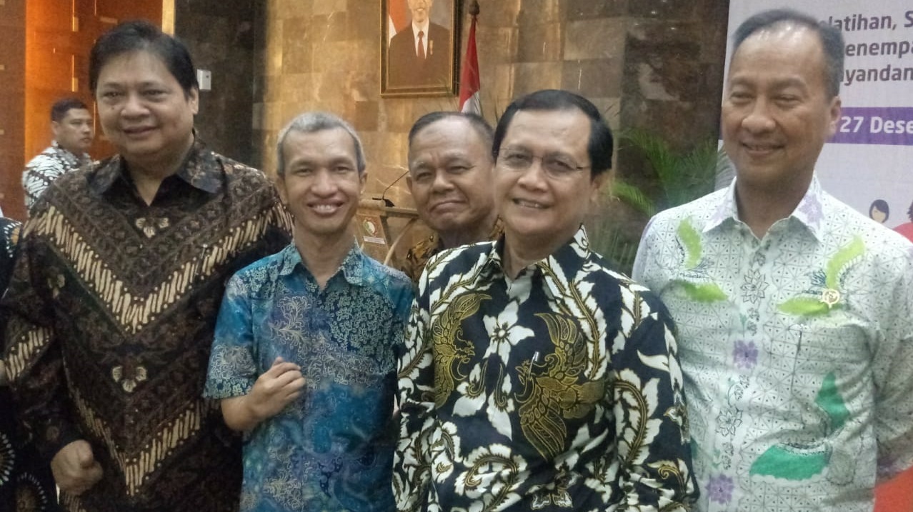 Ketua DPP dan Ketua Dewan Pertimbangan PPDI Berfoto bersama menteri Sosial